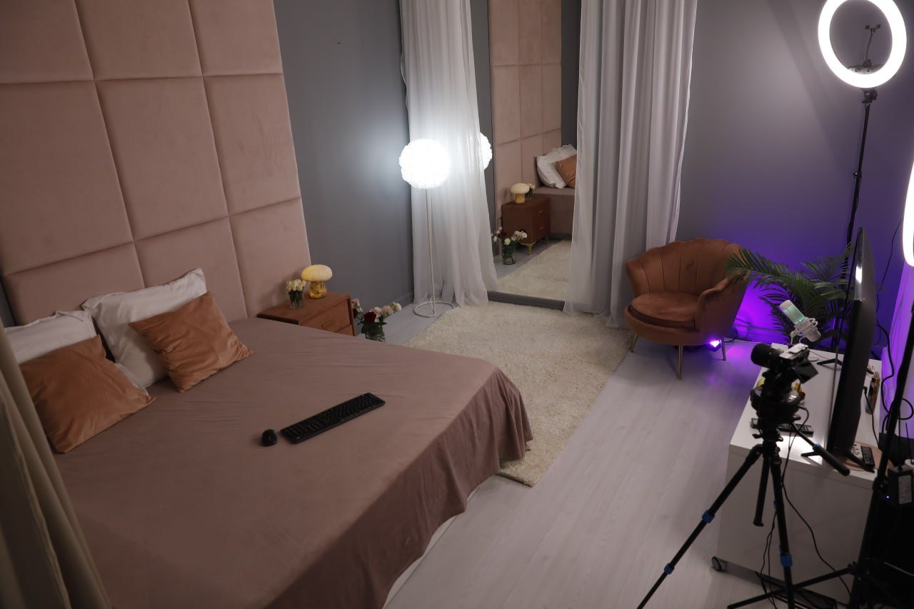 Camera Blush Best Studios